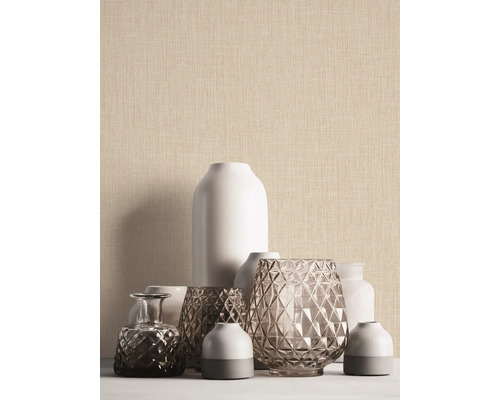 Woonkamer met diverse decoratieve vazen en textielbehang