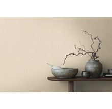 Woonkamer met structuurbehang en decoratie op een houten tafel