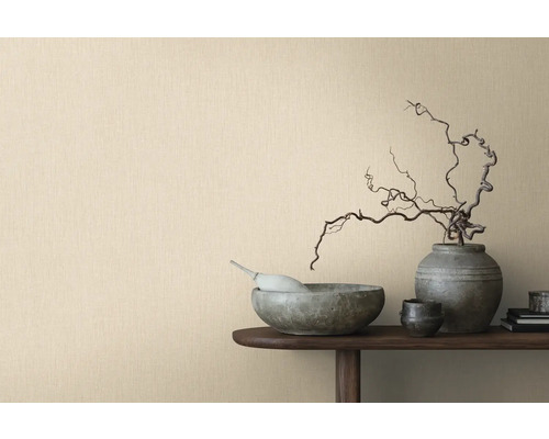 Woonkamer met structuurbehang en decoratie op een houten tafel