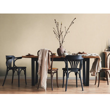 Eetkamer met eettafel en stoelen in landhuisstijl