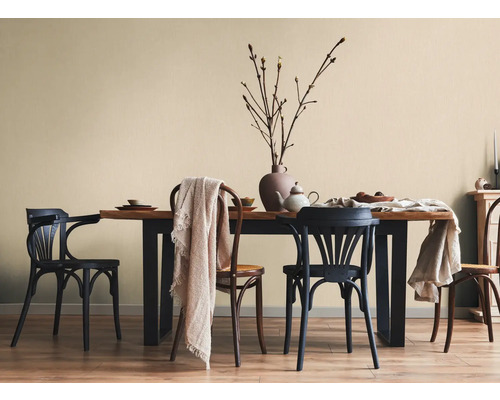 Eetkamer met eettafel en stoelen in landhuisstijl