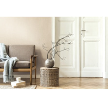 Woonkamer met bank, bijzettafel, decoratie en houten vloer