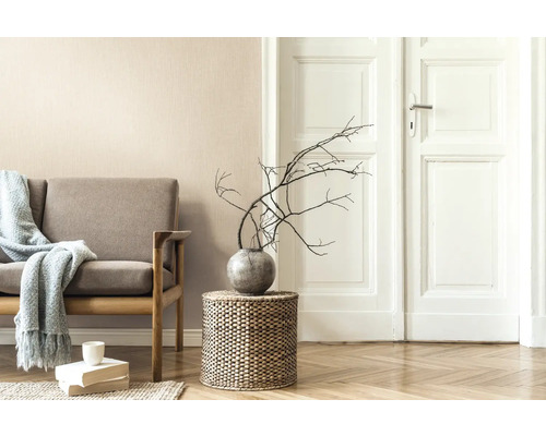 Woonkamer met bank, bijzettafel, decoratie en houten vloer