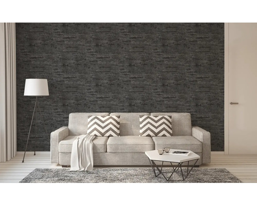 Woonkamer met patroonbehang, bank, staande lamp en vloerkleed