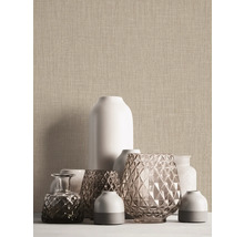 Close-up van vazen voor een beige structuurbehang