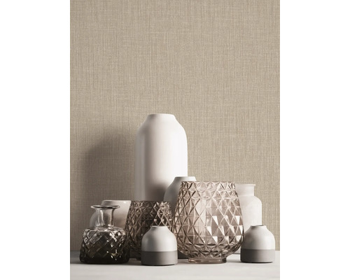 Close-up van vazen voor een beige structuurbehang