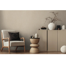 Lichte woonkamer met fauteuil, bijzettafel en dressoir voor een gezellige sfeer