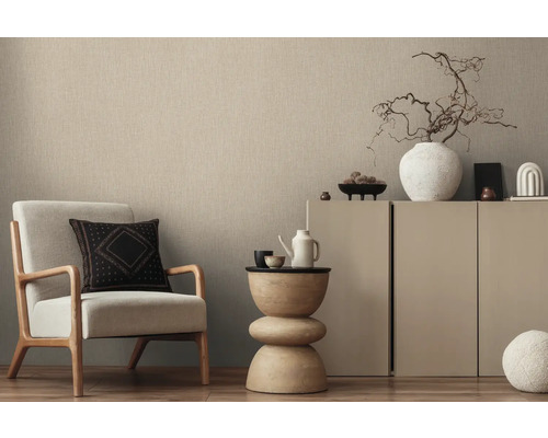 Lichte woonkamer met fauteuil, bijzettafel en dressoir voor een gezellige sfeer