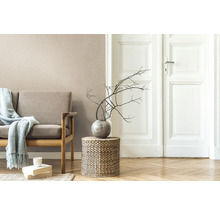 Woonkamer met bank, bijzettafel en decoratie