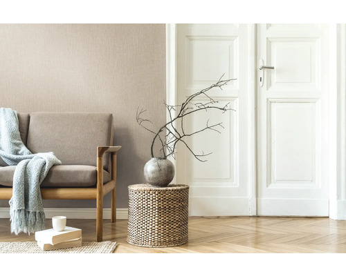 Woonkamer met bank, bijzettafel en decoratie