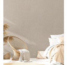 Gezellige slaapkamer met rotanmeubels en textielbehang