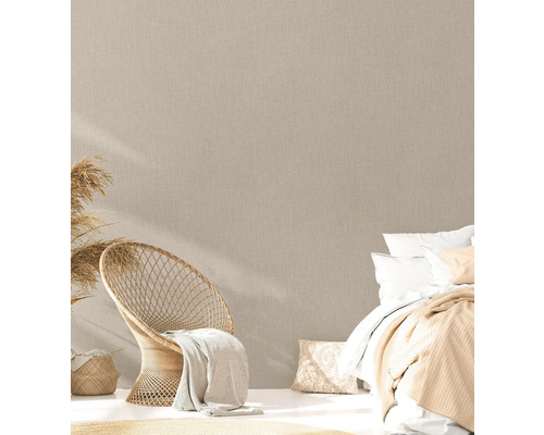 Gezellige slaapkamer met rotanmeubels en textielbehang