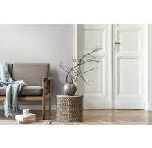 Woonkamer met bank, houten tafel, vaas en decoratie