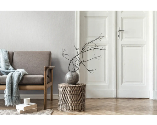 Woonkamer met bank, houten tafel, vaas en decoratie