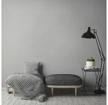 Woonkamer met zitje, deken, kussen, bijzettafel en vloerlamp