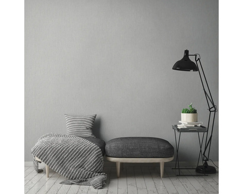 Woonkamer met zitje, deken, kussen, bijzettafel en vloerlamp