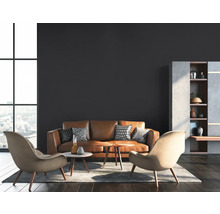 Woonkamer met bruine leren bank, twee fauteuils en een opbergkast