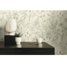 Scene met patroonbehang, decoratieve figuur, plant in pot, potlood en schaal op een tafel
