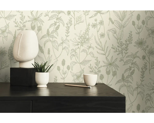 Scene met patroonbehang, decoratieve figuur, plant in pot, potlood en schaal op een tafel