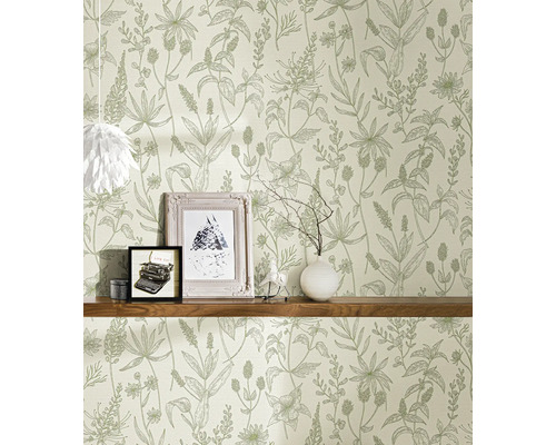 Wanddecoratie met bloemenbehang en houten plank