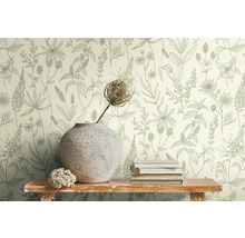 Scene met bloemenbehang, vaas, droogbloem en stapel boeken op een plank