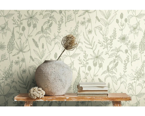 Scene met bloemenbehang, vaas, droogbloem en stapel boeken op een plank