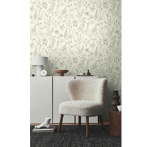Scène met behang met bloemenmotief, dressoir, fauteuil en decoratie