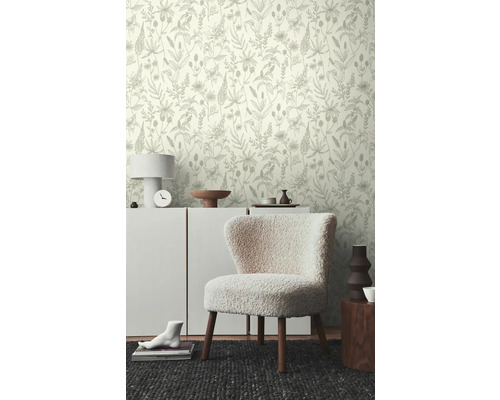 Scène met behang met bloemenmotief, dressoir, fauteuil en decoratie