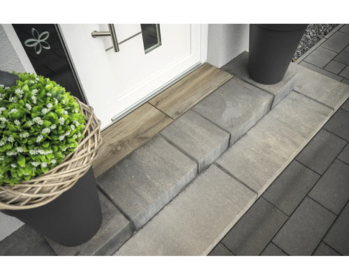 Entree met straatstenen en trappen