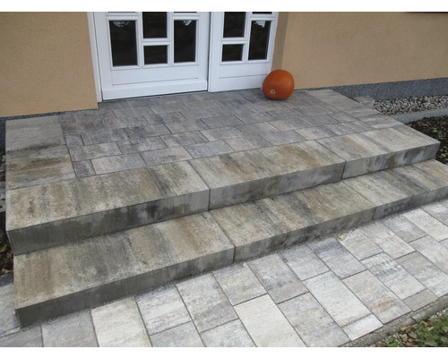 Buitentrap van betonnen straatstenen leidt naar de voordeur