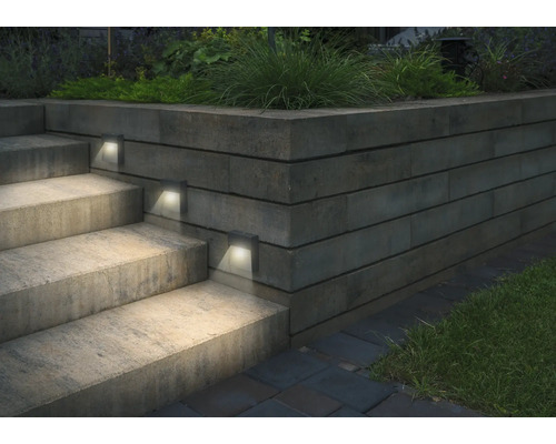 Buitentrap met geïntegreerde verlichting in een tuin