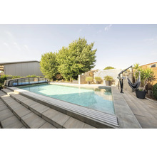 Buitenzwembad met afdekking, trap en hangmatframe in de tuin