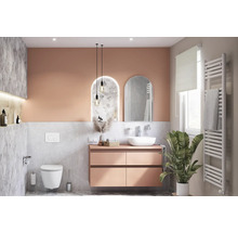 Moderne badkamer met wastafel, spiegel, toilet en radiator