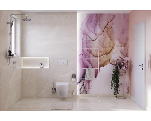 Moderne badkamer met douche, toilet, handdoekverwarmer en decoratief behang