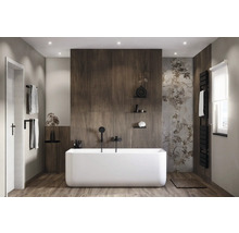 Moderne badkamer met vrijstaand bad, houten lambrisering en bloemmotieven.