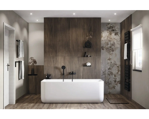 Moderne badkamer met vrijstaand bad, houten lambrisering en bloemmotieven.