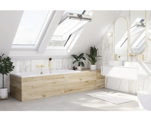 Badkamer met ligbad, dakramen, spiegel en planten
