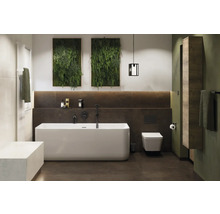 Badkamer met bad, toilet, wastafel en wanddecoratie met planten