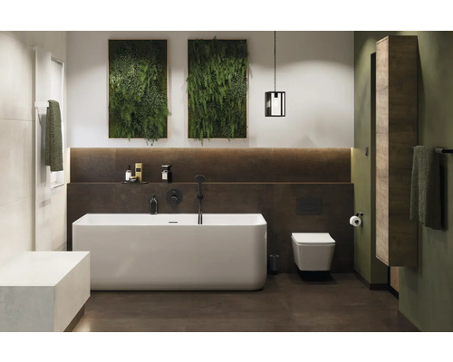 Badkamer met bad, toilet, wastafel en wanddecoratie met planten