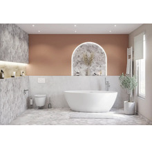 Moderne badkamer met vrijstaand bad, toilet en wastafel
