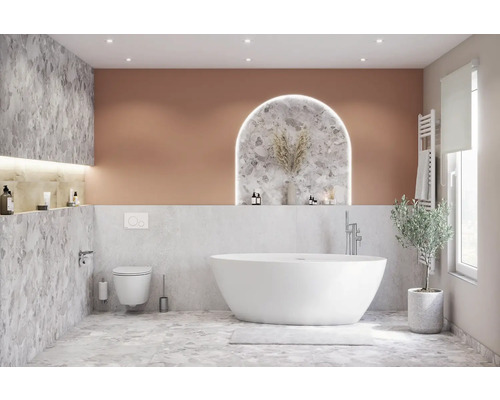 Moderne badkamer met vrijstaand bad, toilet en wastafel