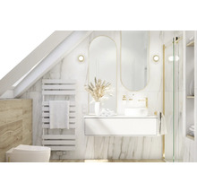 Lichte badkamer met wastafel, spiegel, radiator en toilet onder een schuin dak