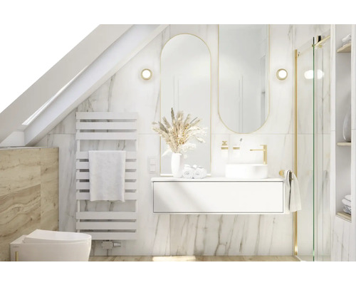 Lichte badkamer met wastafel, spiegel, radiator en toilet onder een schuin dak