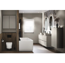 Lichte badkamer met ligbad, wastafel, spiegel en toilet