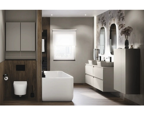 Lichte badkamer met ligbad, wastafel, spiegel en toilet