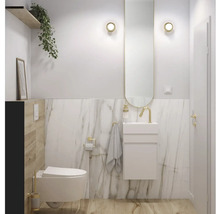Moderne badkamer met toilet, wastafel en spiegel