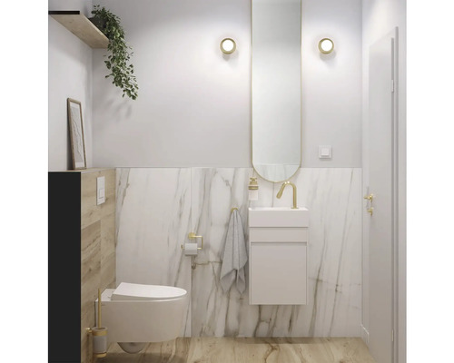 Moderne badkamer met toilet, wastafel en spiegel