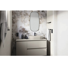 Lichte badkamer met wastafel, spiegel en bloemenbehang