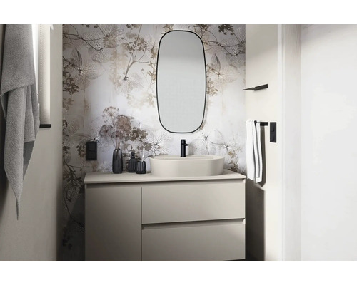 Lichte badkamer met wastafel, spiegel en bloemenbehang