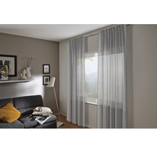 Woonkamer met gordijnen, bank en vloerlamp voor een gezellige sfeer